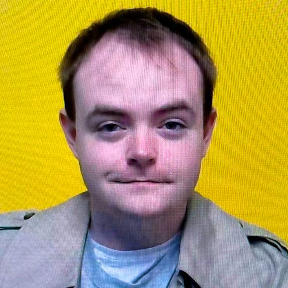 Questa foto fornita dal Dipartimento di Polizia di Riverside mostra Austin Lee Edwards, il sospettato di un triplice omicidio nella California meridionale, morto in una sparatoria con la polizia venerdì 25 novembre 2022. Si ritiene che Edwards abbia attraversato il Paese per incontrare una ragazza adolescente prima di uccidere tre membri della sua famiglia, ha dichiarato la polizia.