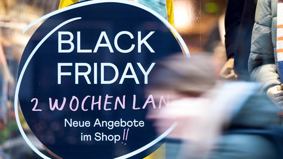 Aktivisten haben 2019 in Freiburg mit einer Blockade gegen den Konsumrausch am Black Friday protestiert. Nun sind sie in zweiter Instanz vom Kantonsgericht freigesprochen worden. (Symbolbild)