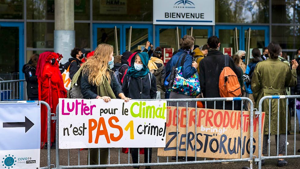 Attivisti per il clima, membri dei movimenti Sciopero per il clima e 'Extinction Rebellion, all'apertura del processo davanti al Tribunale della Sarine (foto d'archivio)