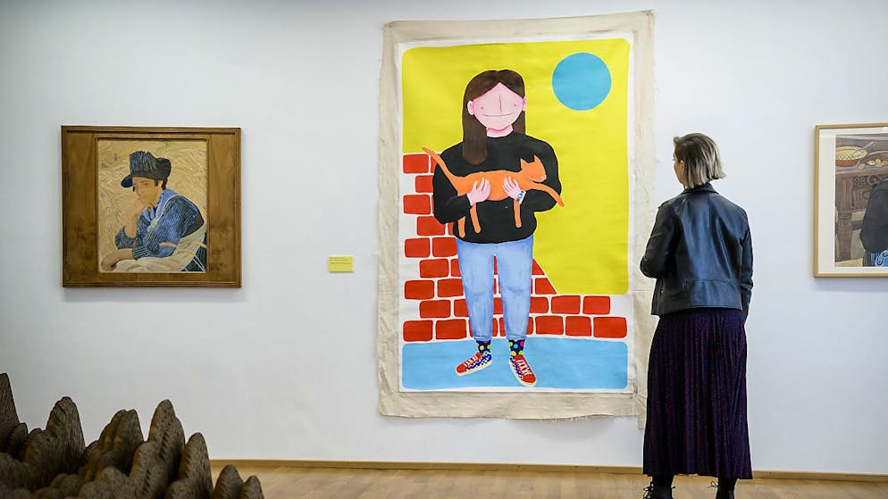 Entre les tableaux d'Ernest Bieler, chef de file de l'Ecole de Savièse, la "Fille au chat", autoportrait d'Emilie Gougain, 23 ans, première artiste en résidence au Musée d'art du Valais, attire l'oeil.