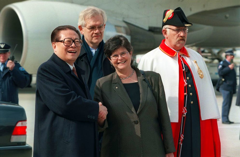 Federal councillor Ruth Dreifuss greets the Chinese President Jiang Zemin (left) upon his arrival in Geneva-Cointrin, Switzerland, on March 25, 1999. (KEYSTONE/Str)

Bundesraetin Ruth Dreifuss begruesst den chinesischen Praesidenten Jiang Zemin (l.) bei seiner Ankunft in Genf-Cointrin am 25. Maerz 1999. (KEYSTONE/Str)