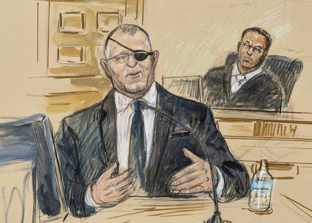 Questo schizzo d'artista raffigura il processo al leader degli Oath Keepers Stewart Rhodes, a sinistra, mentre testimonia davanti al giudice distrettuale statunitense Amit Mehta con l'accusa di cospirazione sediziosa per l'attacco al Campidoglio del 6 gennaio 2021, a Washington, il 7 novembre 2022.