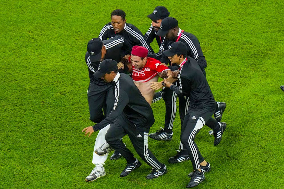 Die FIFA will nicht, dass du das hier siehst. Ganze sechs Mann schleppen den Flitzer vom Platz.