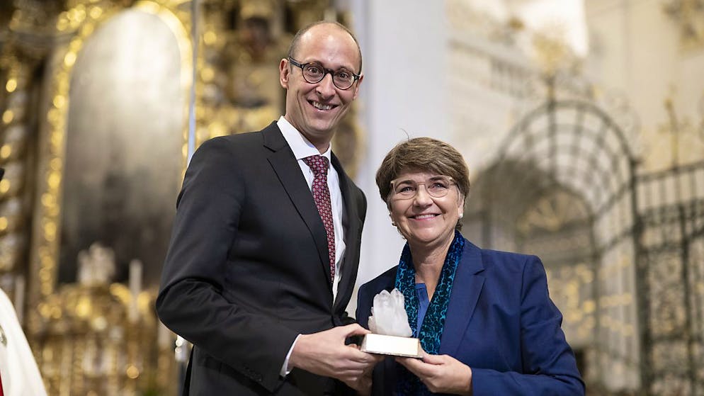 La Consigliera federale Viola Amherd ha donato un cristallo di rocca al neo eletto Presidente del Consiglio nazionale Martin Candinas durante i festeggiamenti nella chiesa del Monastero di Disentis.