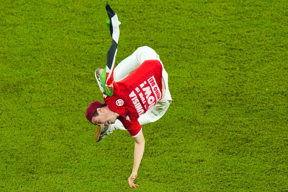 Die FIFA will nicht, dass du das hier siehst. Zumindest im Stadion staunen die Zuschauer nicht schlecht, als der junge Mann einen Flickflack macht.