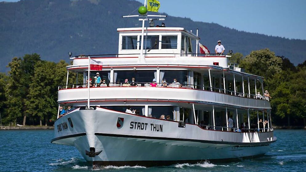 Das Personenschiff Stadt Thun der BLS Schifffahrt gleitet auf dem Thunersee. (Archivbild)