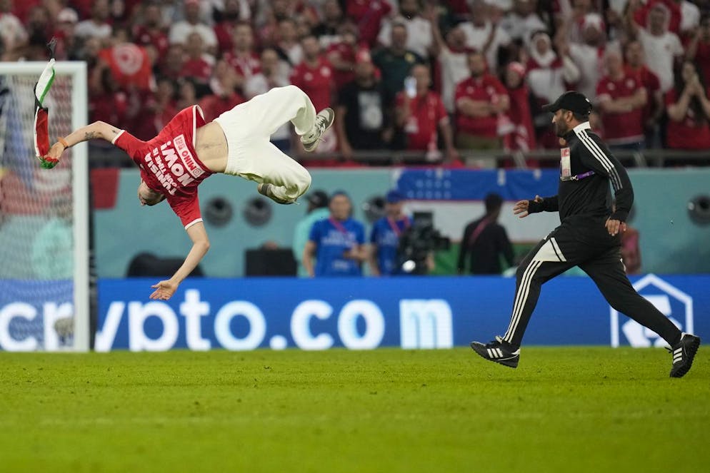 Die FIFA will nicht, dass du das hier siehst. Beim Spiel zwischen Tunesien und Frankreich erobert in der 67. Minute ein Flitzer das Spielfeld. Und in der kurzen Zeit, die ihm bleibt, liefert eine grandiose Akrobatik-Show ab.