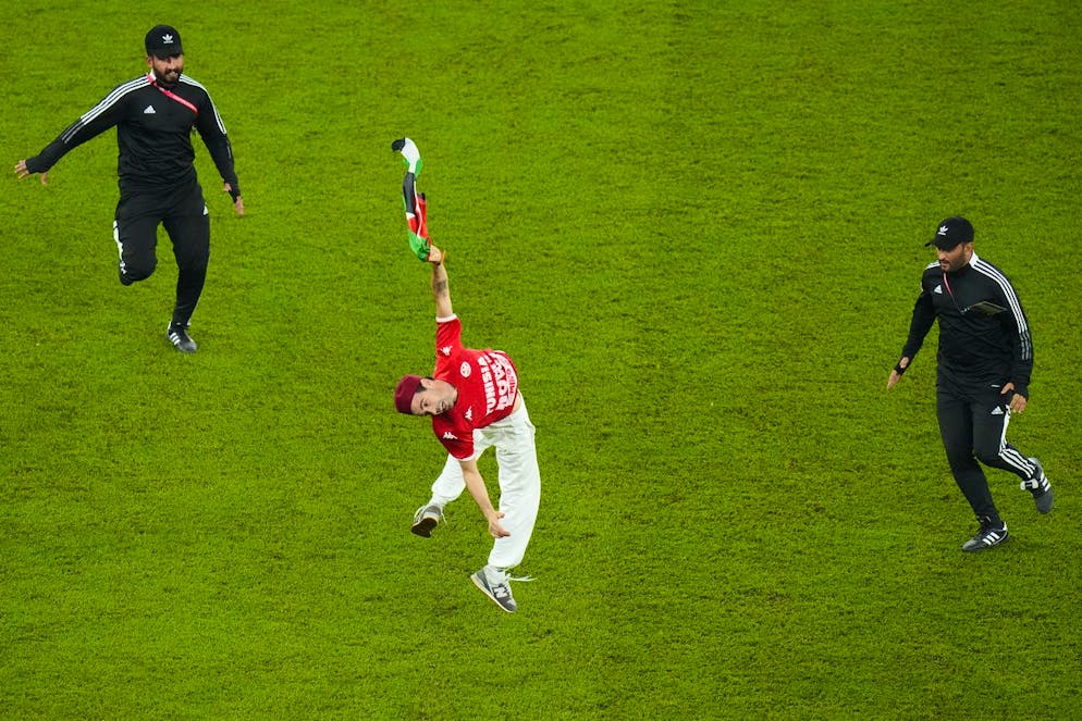 Die FIFA will nicht, dass du das hier siehst. Zumindest aus der tunesischen Kurve erhält er dafür Applaus.