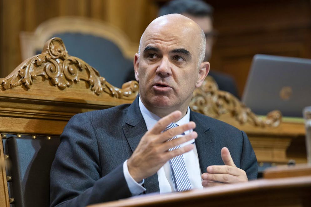 Bundesrat Alain Berset hat beim Gegenvorschlag zur Prämienverbilligungsinitiative nur die Minderheit der Ständeräte hinter sich, die Vorlage wurde abgelehnt.