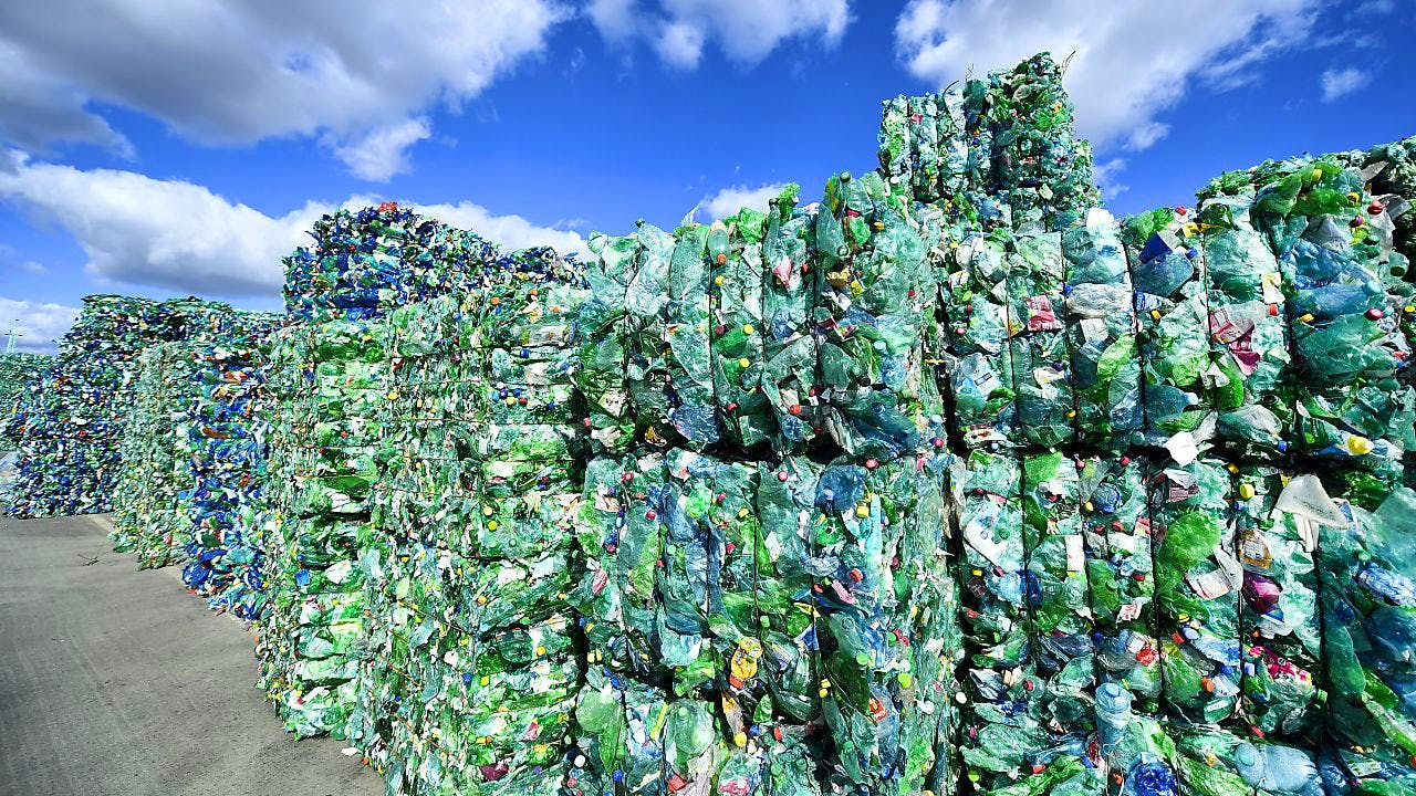 Mikroplastik. Auch biologisch abbaubarer Plastik zersetzt sich nur sehr langsam