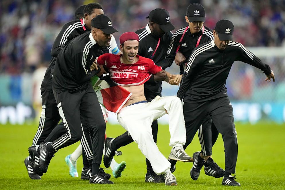 Die FIFA will nicht, dass du das hier siehst. Doch der «Spass» dauert nicht lange, denn die Sicherheitskräfte sind in der Überzahl.