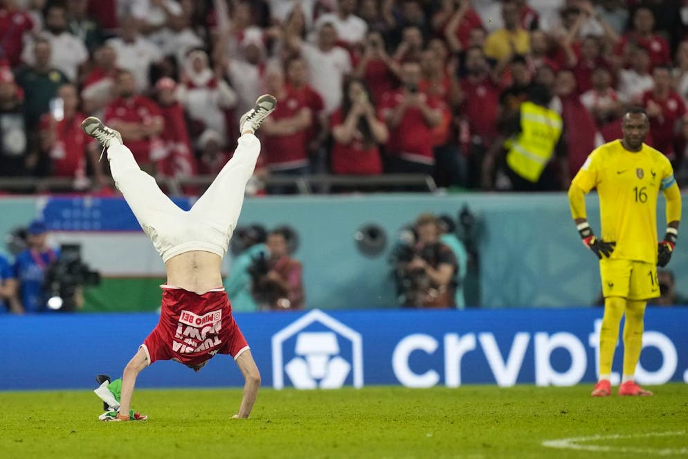Die FIFA will nicht, dass du das hier siehst. Erst wenn man genauer hinschaut, merkt man, dass er auch politisch aktiv ist.