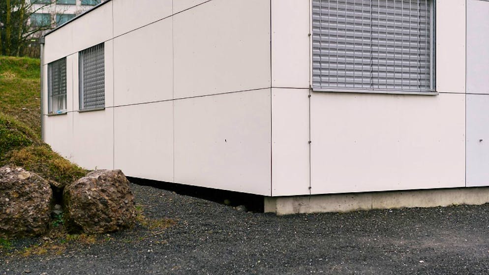 Auch Container für Geflüchtete müssen eigentlich behindertengerecht sein. Eine Zürcher Gemeinde muss nun überprüfen, ob ein Umbau verhältnismässig wäre. (Symbolbild)