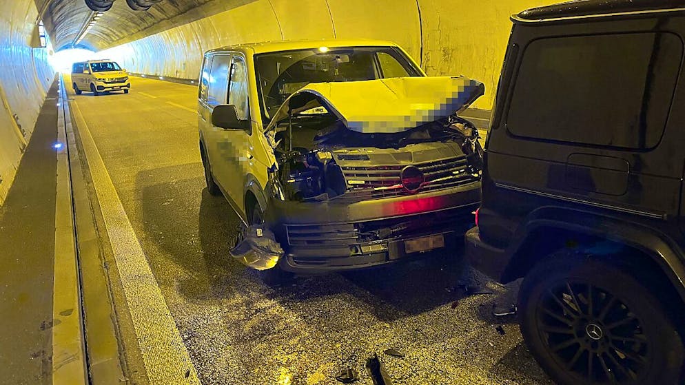 Drei der vier am Unfall beteiligten Autos erlitten Totalschaden.