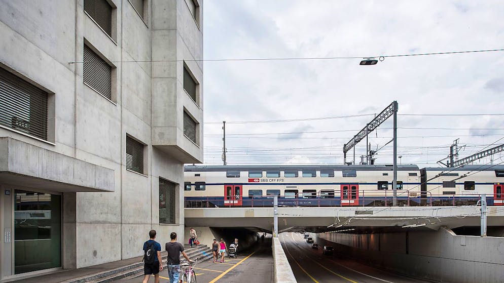 Der Zürcher Gemeinderat will die Tunnels für Fussgänger und Velofahrerinnen links und rechts der Langstrasse verbreitern. (Archivbild)