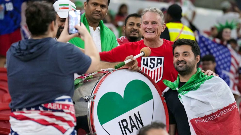 Tifosi dell'Iran e deli USA allo stadio Al-Thumama di Doha, in Qatar, prima della partita che ha decretato l'eliminazione della squadra iraniana dai Mondiali.
