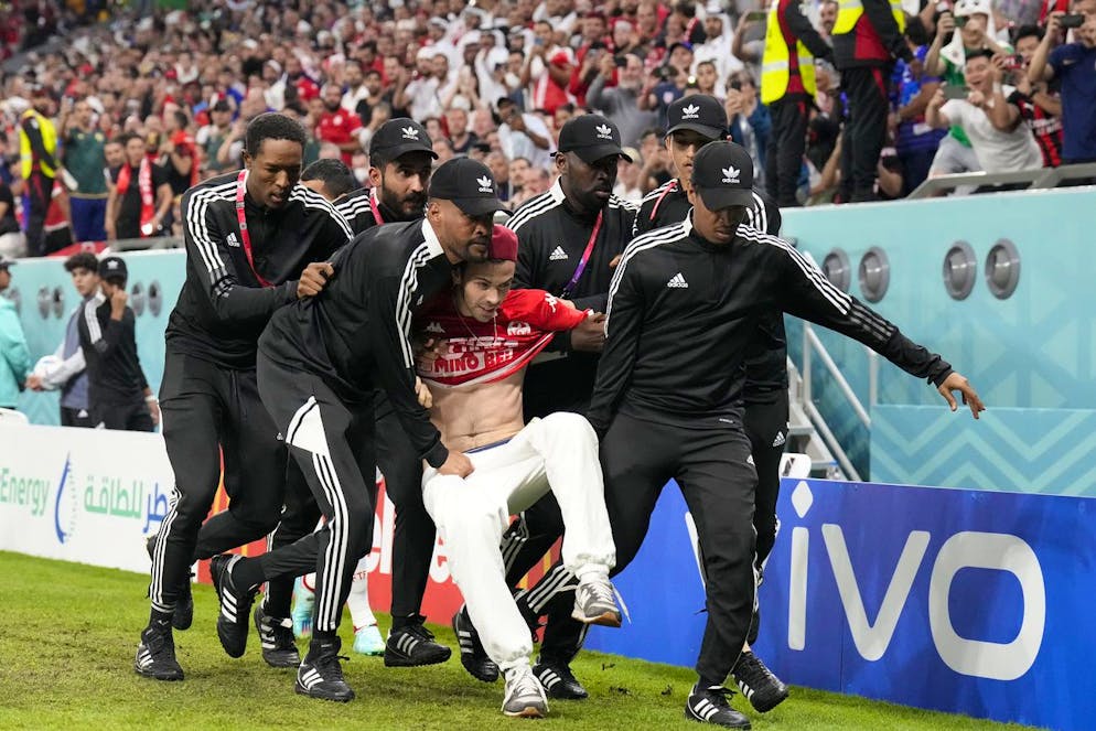 Die FIFA will nicht, dass du das hier siehst. Am Resultat ändert sich nach der Flitzer-Show nichts mehr: Tunesien gewinnt gegen Frankreich 1:0, scheidet aber aus, weil Dänemark gegen Australien verliert.