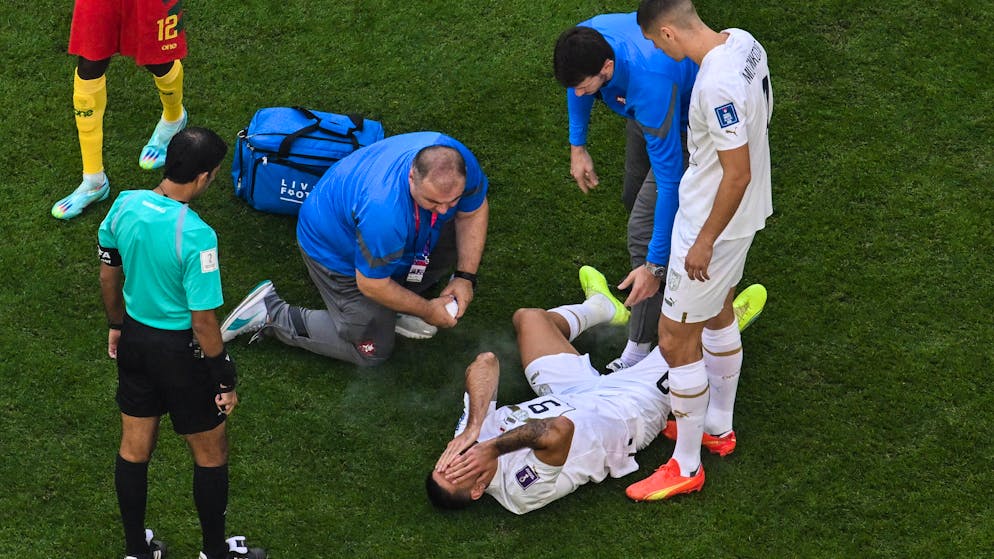 Aleksandar Mitrovic musste sich im Kamerun-Spiel behandeln lassen.