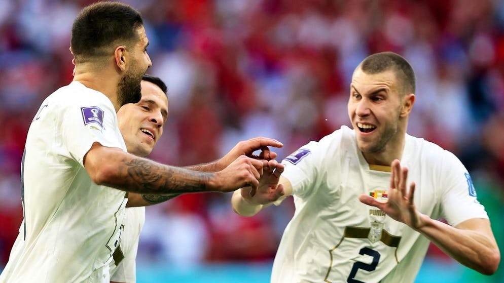 Aleksandar Mitrovic (sinistra) e Strahinja Pavlovic (destra) festeggiano dopo la rete del momentaneo 3-1