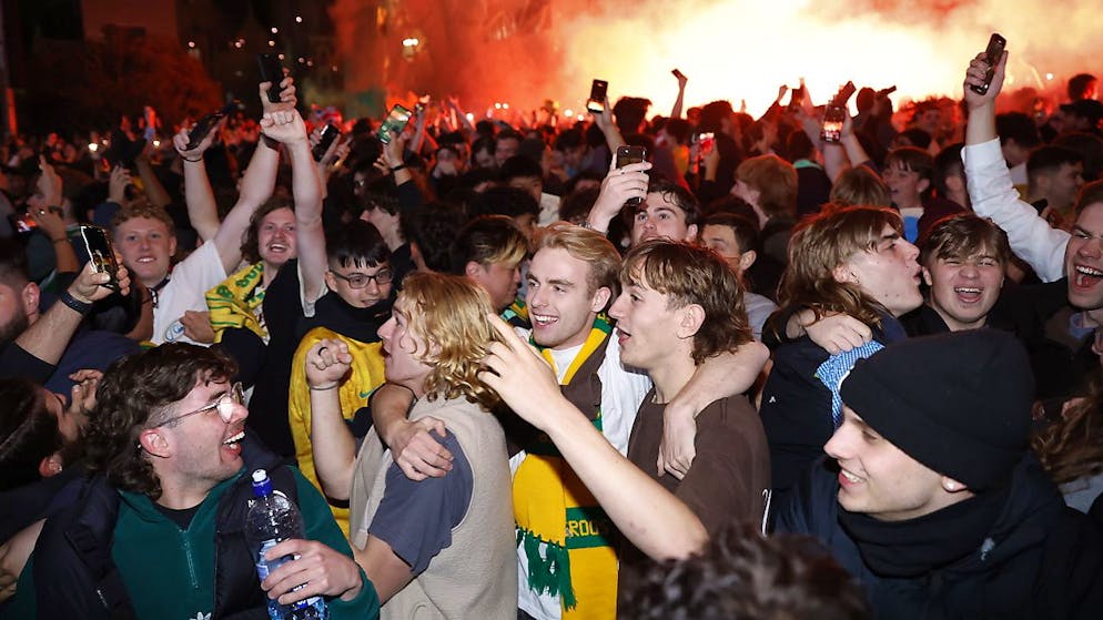 Fans des australischen Nationalteams feiern in Melbourne.