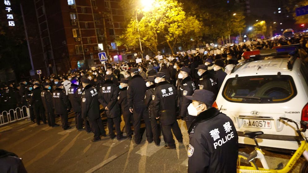 Massive Polizeipräsenz hat in mehreren chinesischen Städten ein Wiederaufflammen der Proteste gegen die harte Null-Covid-Politik verhindert.