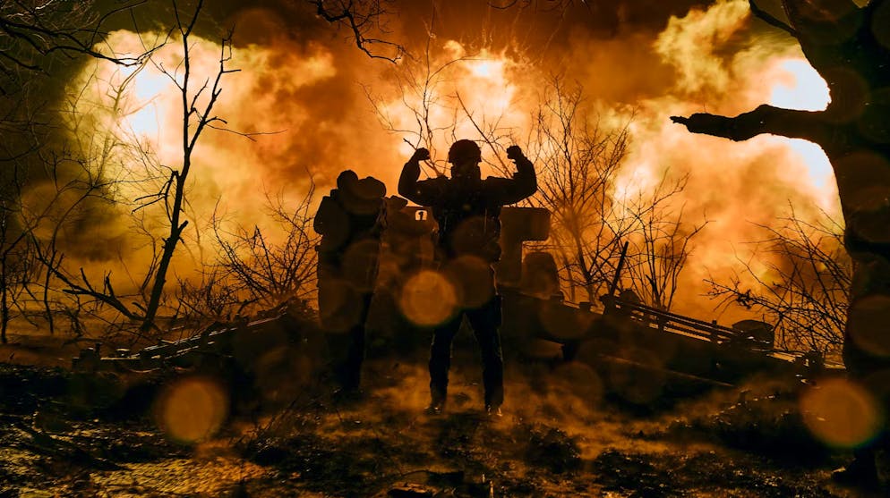 Soldati ucraini sparano con l'artiglieria contro le postazioni russe nei pressi di Bakhmut, nella regione di Donetsk, Ucraina, domenica 20 novembre 2022.