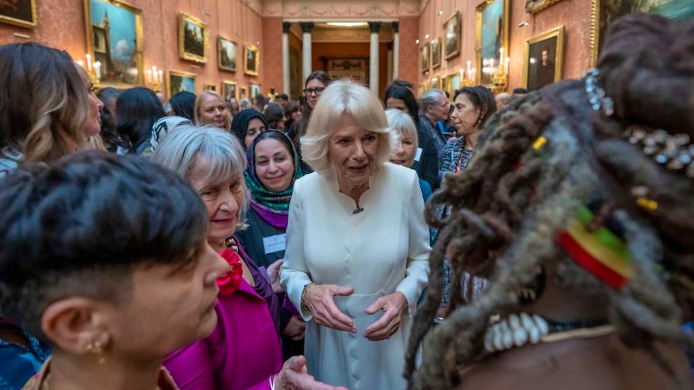 La reine consort Camilla discute avec Ngozi Fulani (de dos) lors de la réception du 29 novembre au palais de Buckingham.