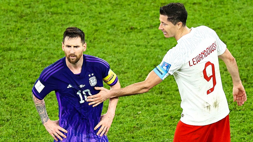 Messi verweigert Lewandowski den Handschlag.