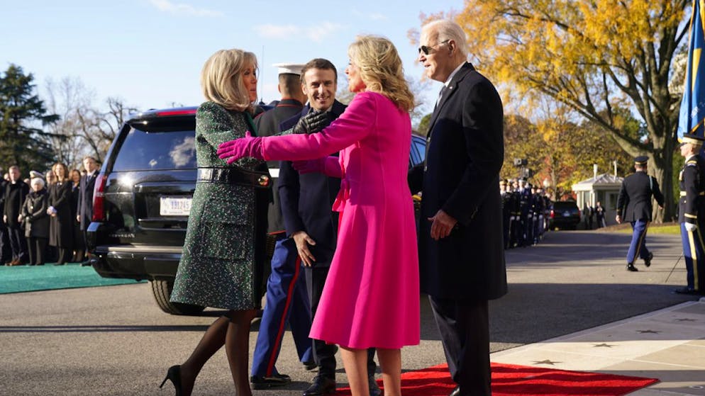 "La temperatura oggi è fredda ma i nostri cuori sono riscaldati dall'amicizia", ha affermato il presidente americano Joe Biden accogliendo, assieme alla first lady Jill, Emmauel e Brigitte Macron.