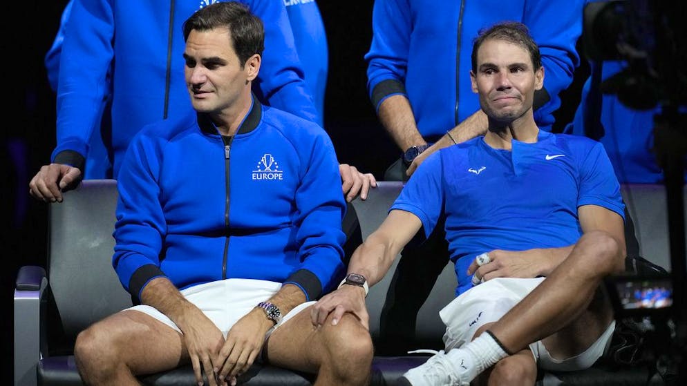 Emotionaler Abschied von der grossen Tennisbühne: Roger Federer wird von Rafael Nadal nach dem Laver-Cup-Doppelspiel in London Ende September getröstet. Die Niederlage im Doppel markierte das Ende einer glanzvollen Karriere.