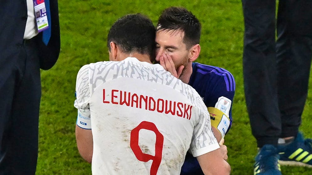 Was sich Messi und Lewandowski hier wohl zu sagen haben?