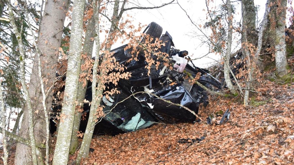 Ein Auto wurde bei einem Unfall in Furna GR komplett zerstört. Ein Hund ist dabei gestorben.
