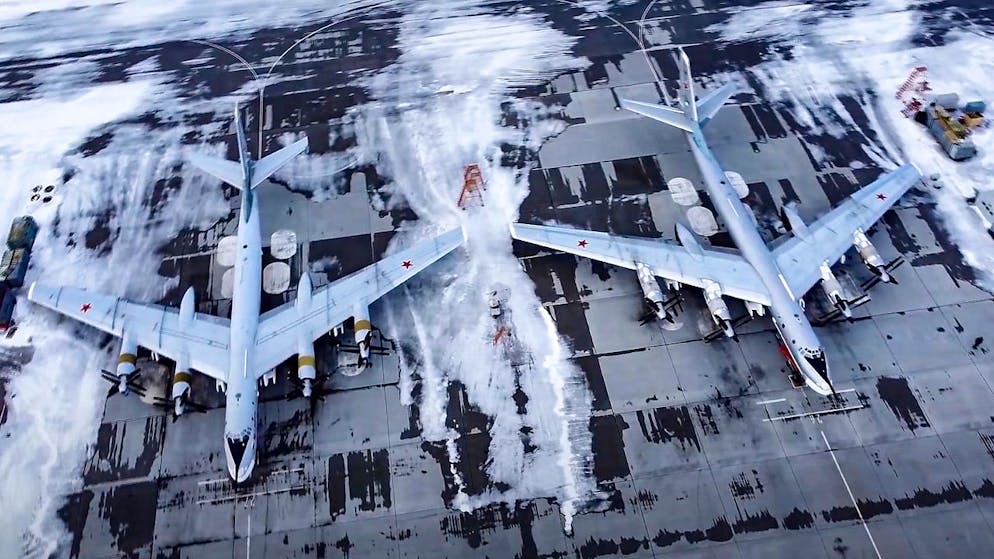 Secondo il settimanale tedesco der Spiegel è imminente un nuovo potente attacco della Russia all'Ucraina: immagini satellitari mostrano la base aerea di Saratov in stato di massima allerta.