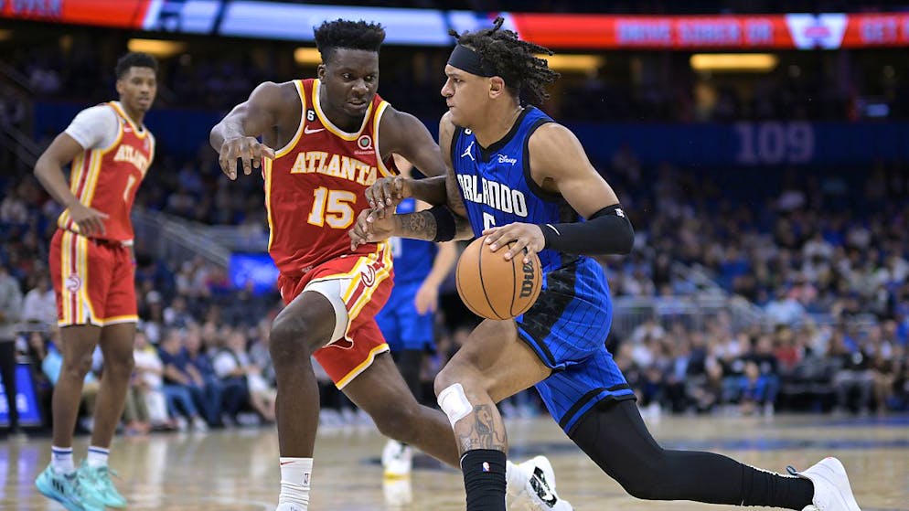 Clint Capela verteidigt gegen Paolo Banchero der Orlando Magic