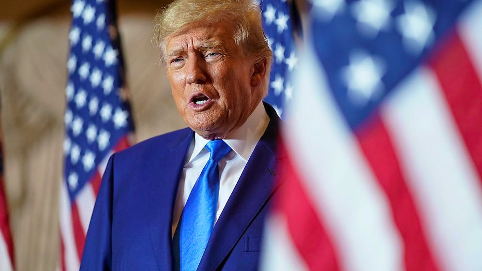 Der ehemalige Präsident Donald Trump spricht am Wahltag 2022 im Mar-a-Lago.