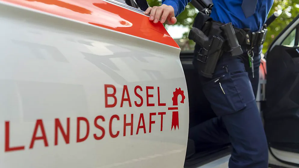 Eine Polizistin der Kantonspolizei Basel-Landschaft steigt aus einem Polizeiauto. (Symbolbild)