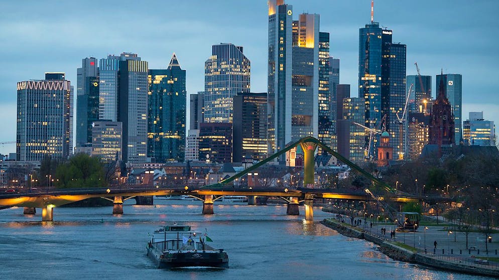 Durchsuchungen fanden zuerst im deutschen Bundesland Hessen statt mit der Bankenmetropole Frankfurt am Main (im Bild), dann auch in mehreren Schweizer Kantonen.