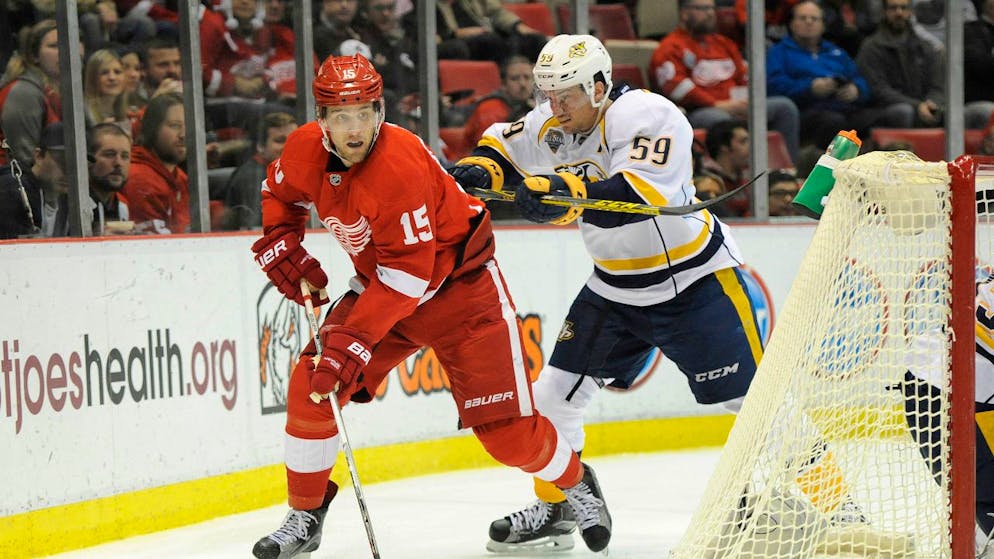 Riley Sheahan, hier im Dress der Detroit Red Wings, im Zweikampf mit Roman Josi von den Nashville Predators