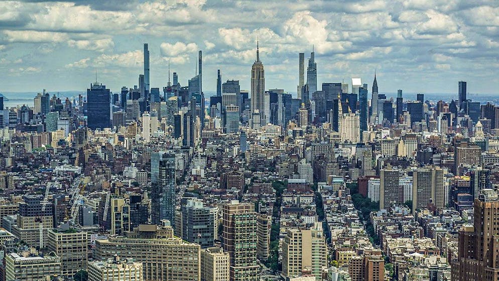 New York teilt sich mit Singapur Platz 1 der teuersten Stdädte der Welt.