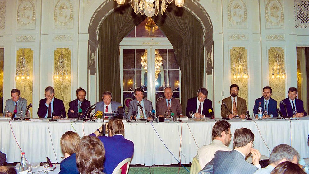 Die damaligen Bundesräte Jean-Pascal Delamuraz (4.v.l.), Rene Felber (5.v.l.) und Arnold Koller (4.v.r.) setzten sich vor 30 Jahren für den Beitritt der Schweiz zum EWR ein. Acht Bundesräte fordern heute einen neuen Aufbruch in der Europapolitik. (Archivbild)