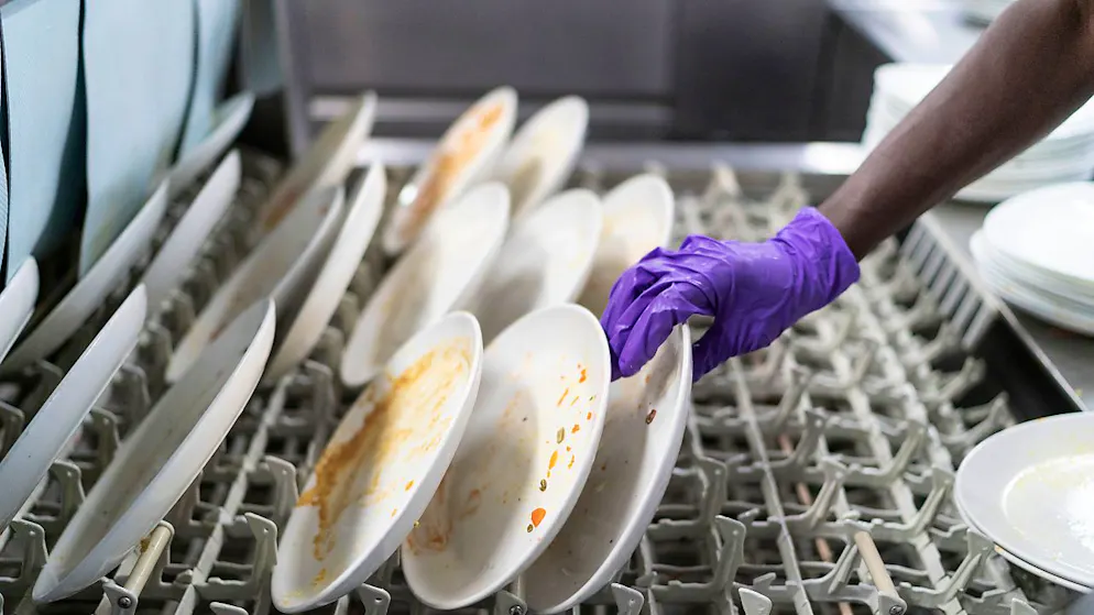 Von Gartengeräten über Kartoffeln bis Flip-Flops. Diese Dinge kannst du im Geschirrspüler reinigen