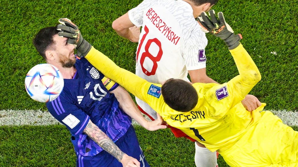 Wojciech Szczesny trifft Lionel Messi statt den Ball.