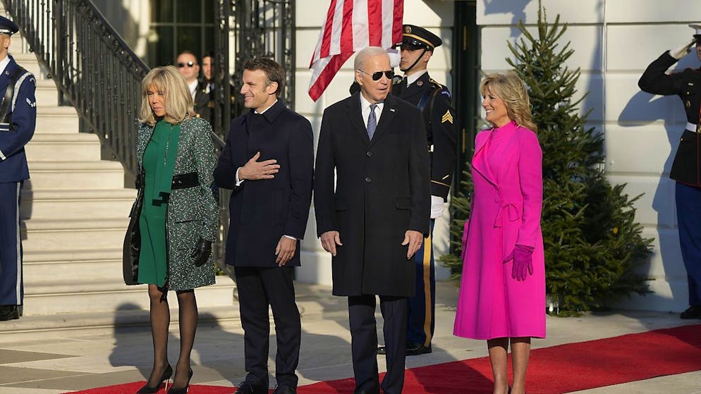 Emmanuel Macron et son épouse Brigitte ont été reçus en grande pompe à la Maison Blanche par le président américain avec tout l'apparat associé à une visite d'Etat.
