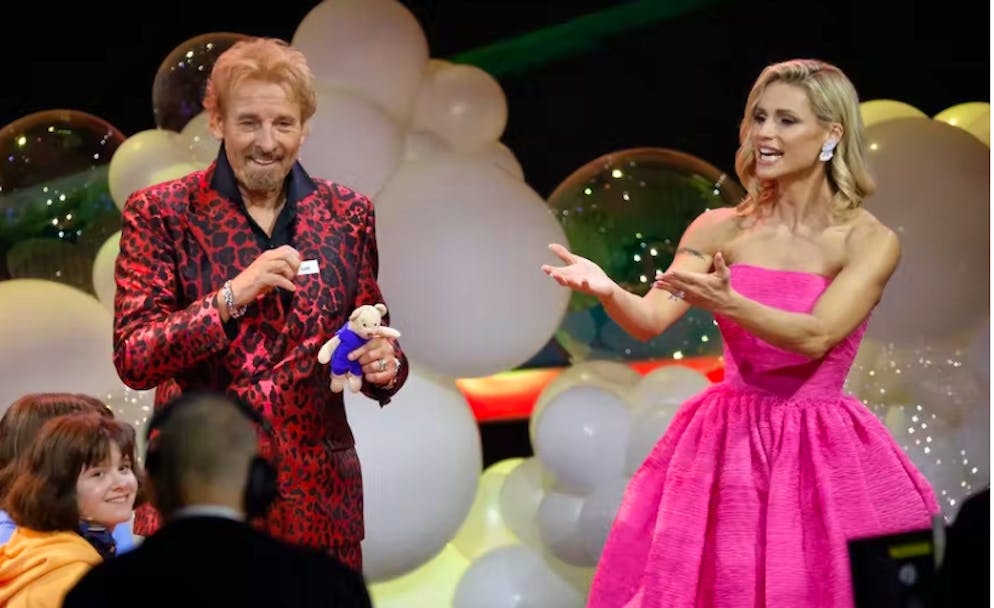 Il presentatore di «Wetten, dass...?» Thomas Gottschalk con Michelle Hunziker durante la puntata del 19 novembre della trasmissione televisiva tedesca.