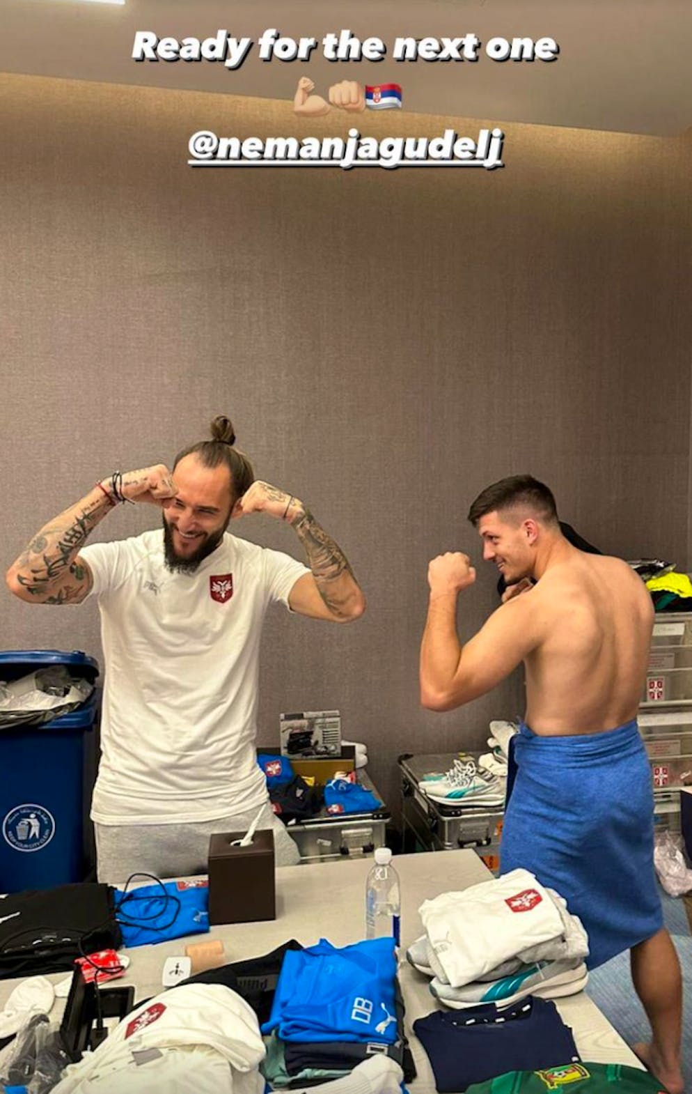 Spass zwischen Nemanja Gudelj und Luka Jovic.
