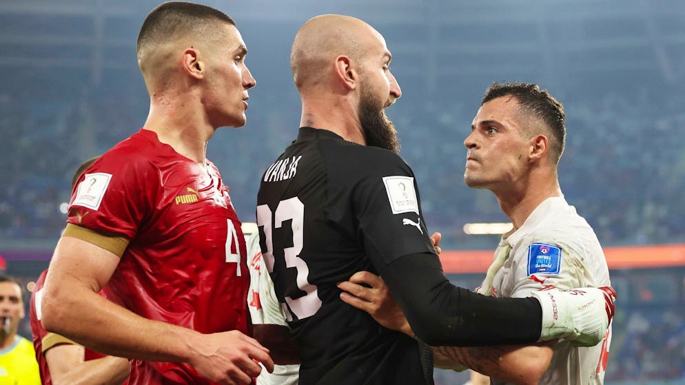 Granit Xhaka im Rencontre mit serbischen Spielern.