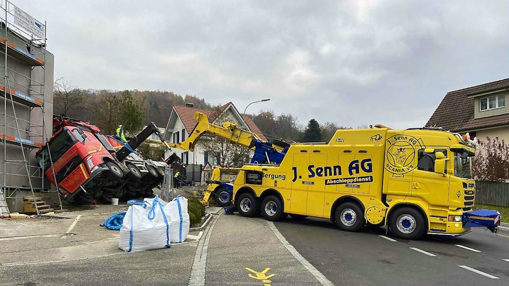 Pneukran kippt auf die Seite: Beim Unfall in Nussbauem AG wurde zum Glück niemand verletzt.