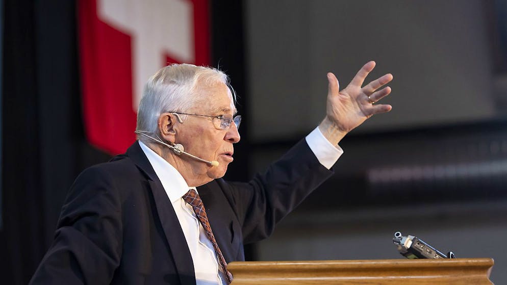 Per l'ex consigliere federale Christoph Blocher l'avvicinamento all'UE continua a minacciare la neutralità svizzera. (foto d'archivio)