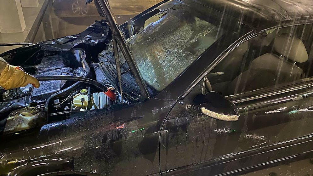 Brennende Autos in der Tiefgarage unterhalb der Fachhochschule beim Hauptbahnhof St. Gallen lösten am Donnerstagabend einen Brandalarm aus.