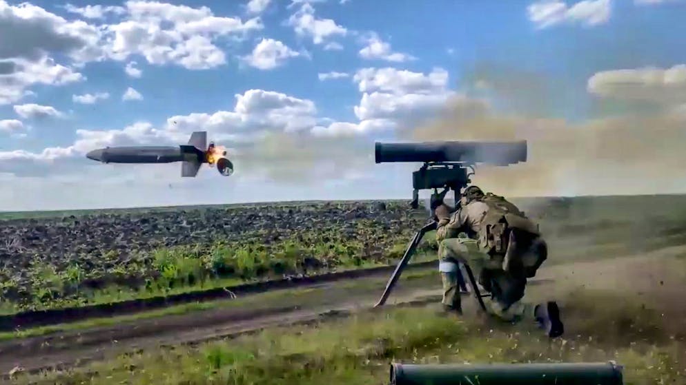 Ein russischer Soldat feuert aus einer Kornet, einer tragbaren russischen Panzerabwehrlenkwaffe. Laut den US-Geheimdiensten ist die Kapazität der russischen Armee für eine Frühjahrsoffensive unklar.